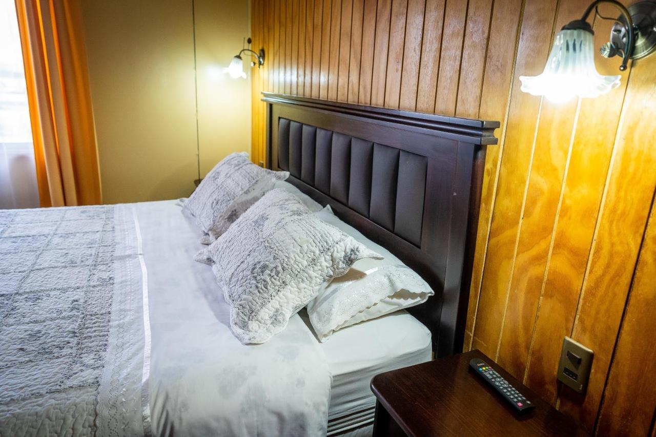 Casa Lucy Bed & Breakfast Пуерто Наталес Екстериор снимка