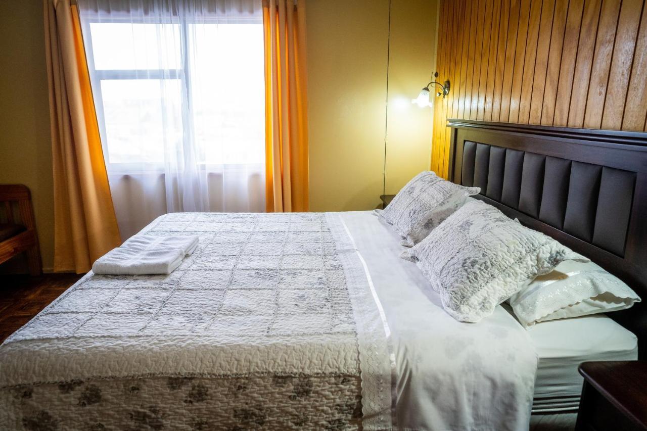 Casa Lucy Bed & Breakfast Пуерто Наталес Екстериор снимка