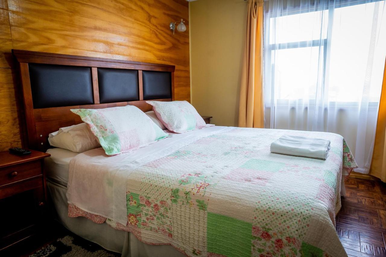 Casa Lucy Bed & Breakfast Пуерто Наталес Екстериор снимка