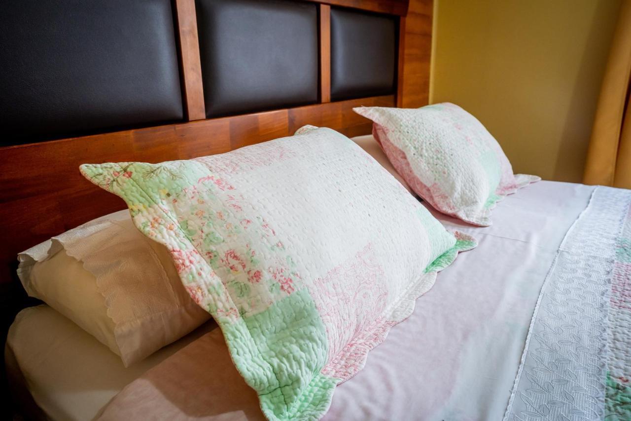 Casa Lucy Bed & Breakfast Пуерто Наталес Екстериор снимка